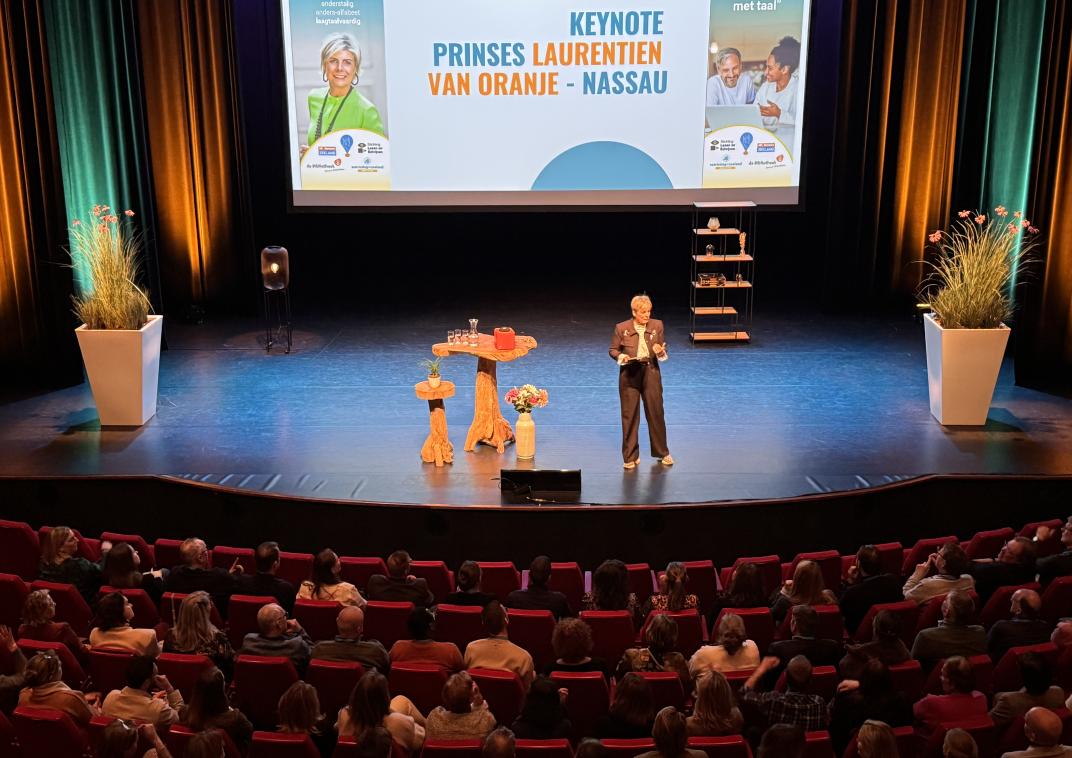 Prinses Laurentien op het podium in de Mythe tijdens het evenement Alles begint met taal