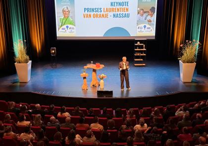 Prinses Laurentien op het podium in de Mythe tijdens het evenement Alles begint met taal